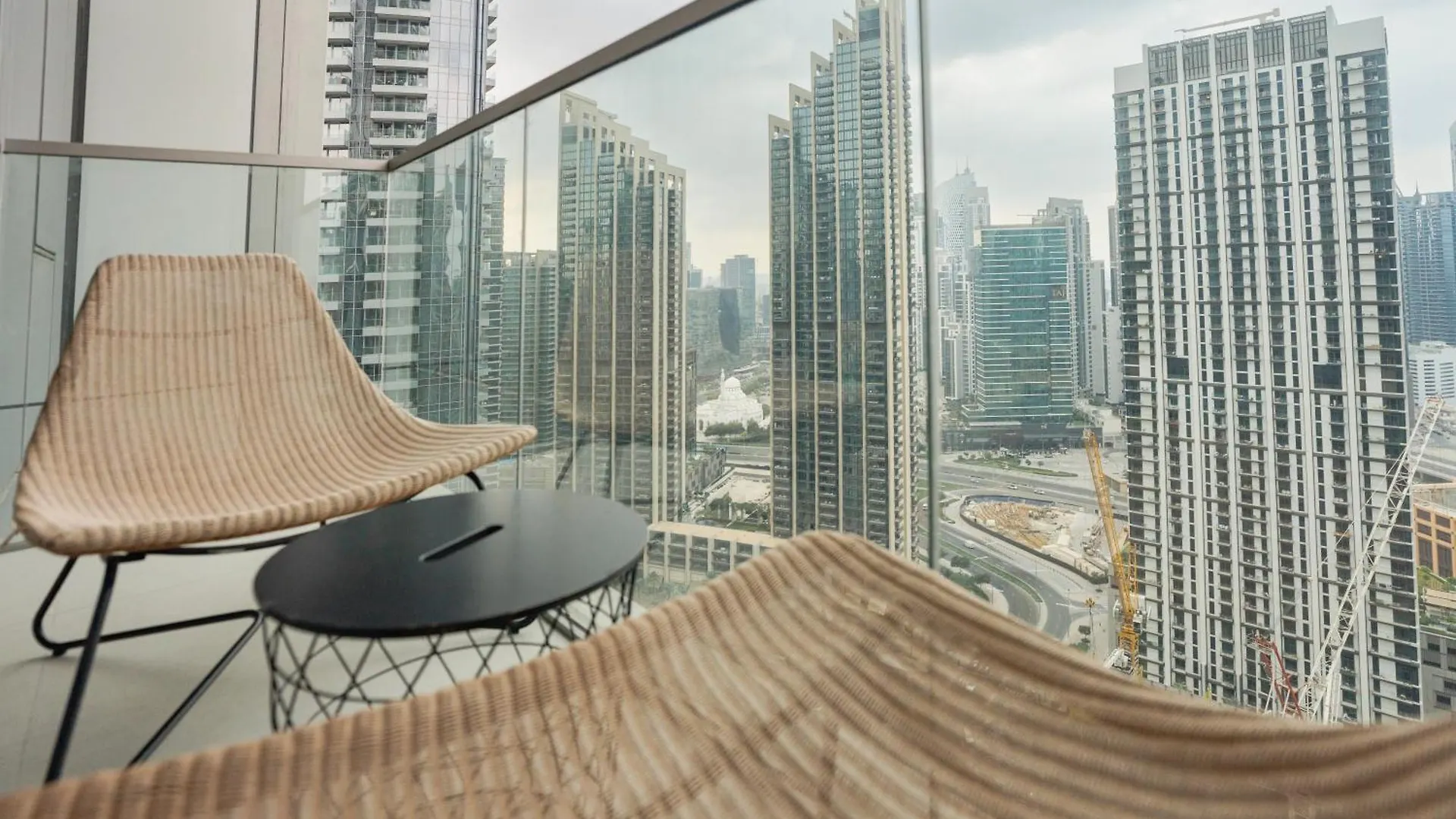 Downtown Luxury - Elegant 1-Bedroom Apartment - 5 Minutes Walk To Dubai Mall