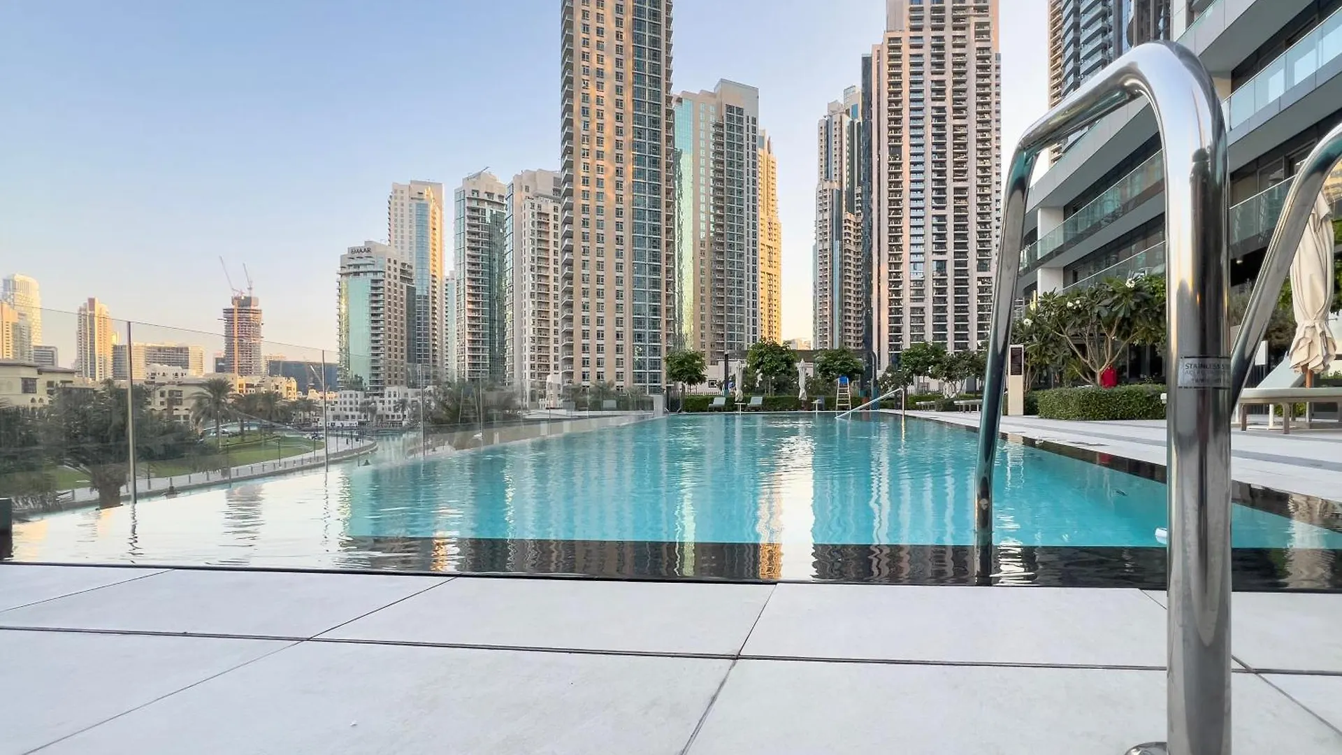 Downtown Luxury - Elegant 1-Bedroom Apartment - 5 Minutes Walk To Dubai Mall 0*,
