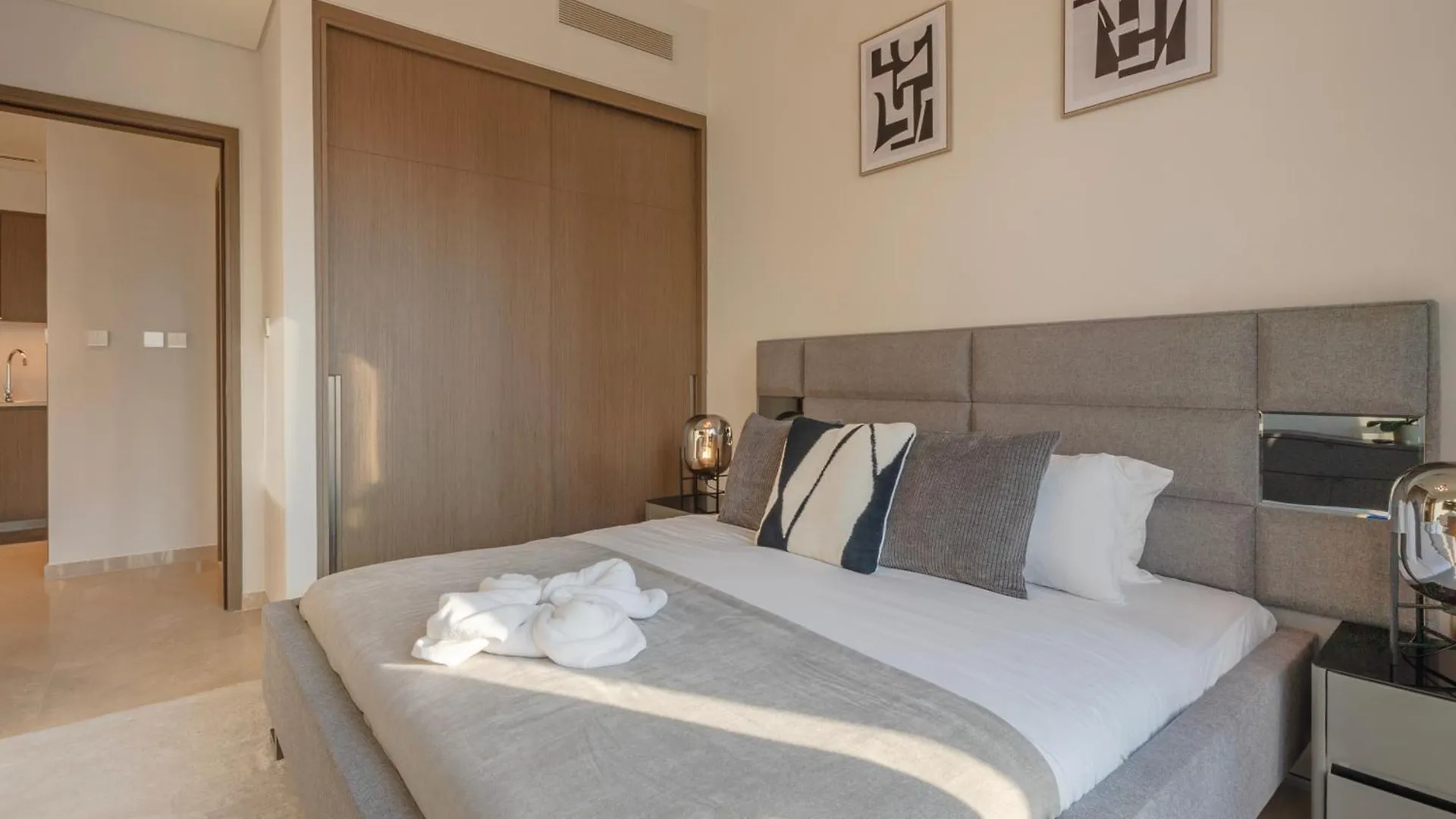 Downtown Luxury - Elegant 1-Bedroom Apartment - 5 Minutes Walk To Dubai Mall