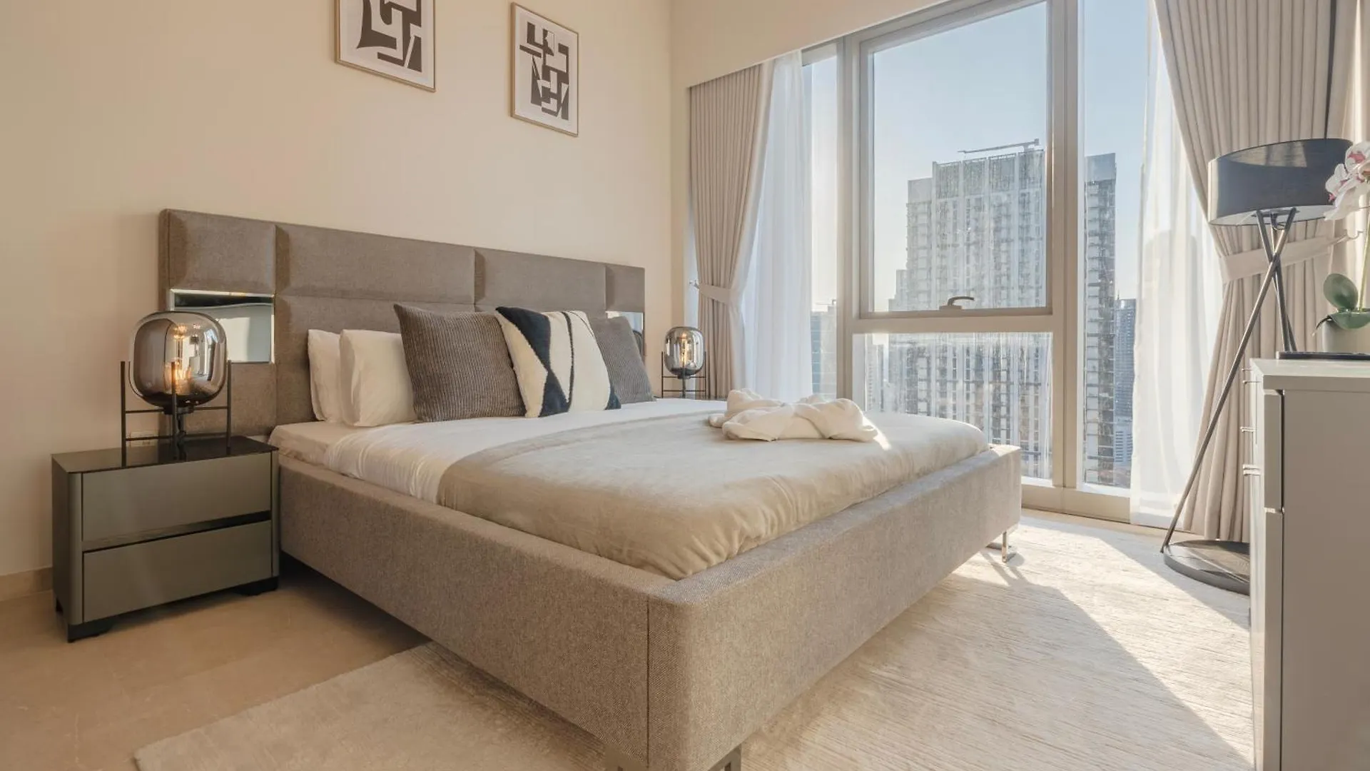Downtown Luxury - Elegant 1-Bedroom Apartment - 5 Minutes Walk To Dubai Mall 0*,