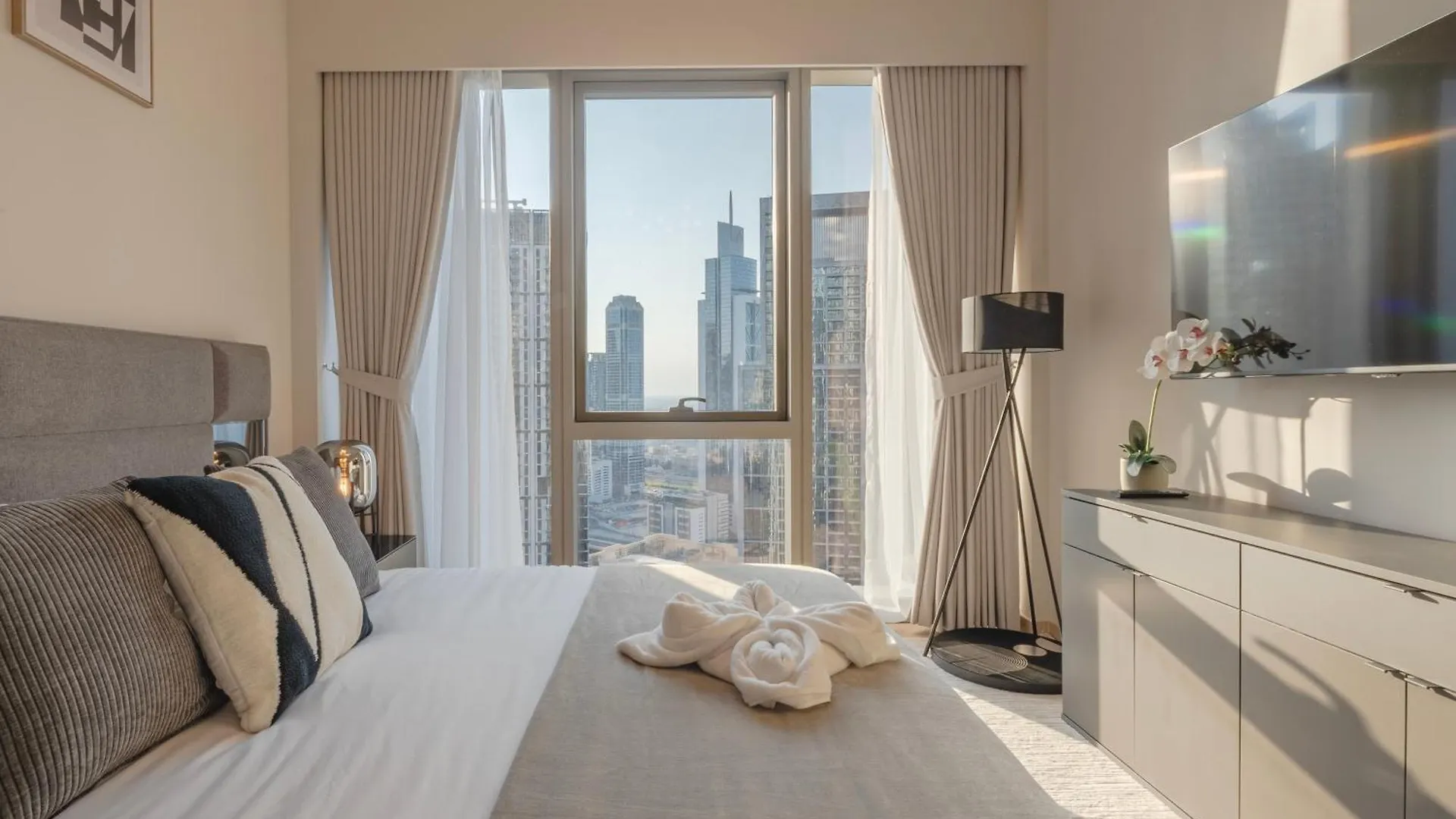 Downtown Luxury - Elegant 1-Bedroom Apartment - 5 Minutes Walk To Dubai Mall 0*,  United Arab Emirates