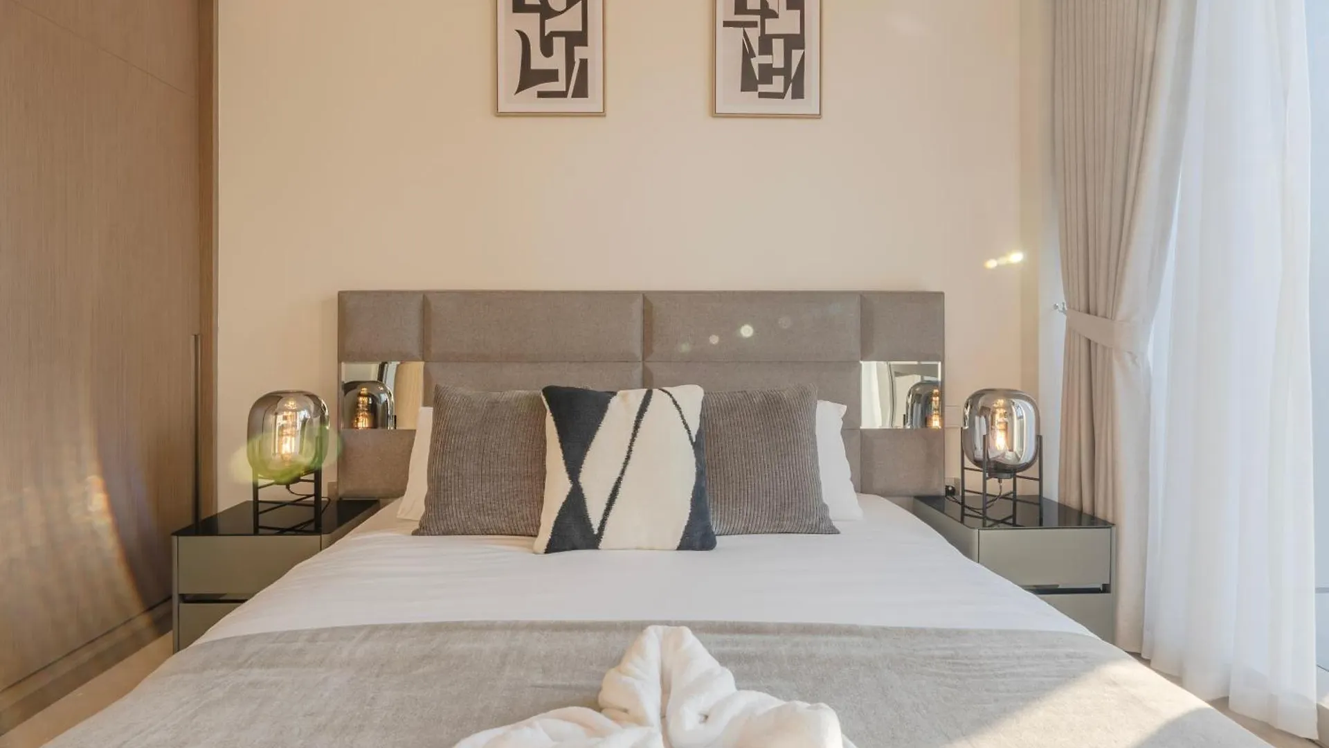 Downtown Luxury - Elegant 1-Bedroom Apartment - 5 Minutes Walk To Dubai Mall