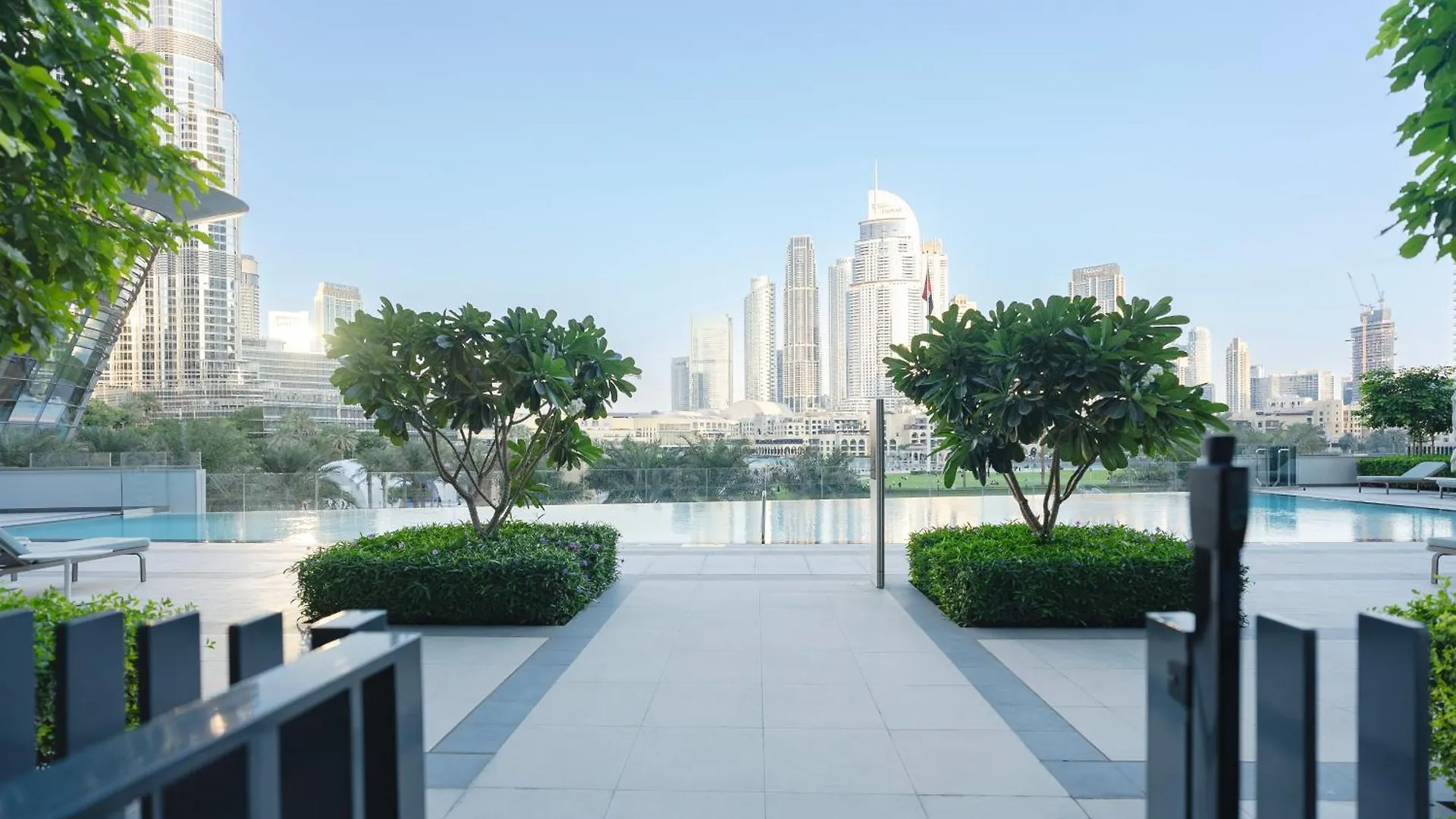 Downtown Luxury - Elegant 1-Bedroom Apartment - 5 Minutes Walk To Dubai Mall