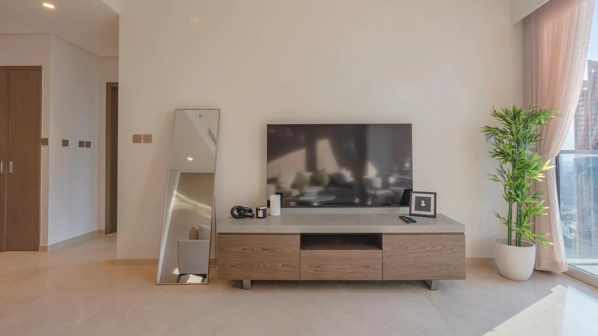 Downtown Luxury - Elegant 1-Bedroom Apartment - 5 Minutes Walk To Dubai Mall 0*,