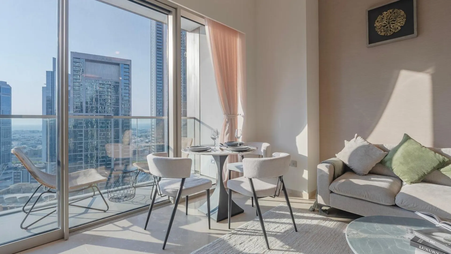 Downtown Luxury - Elegant 1-Bedroom Apartment - 5 Minutes Walk To Dubai Mall