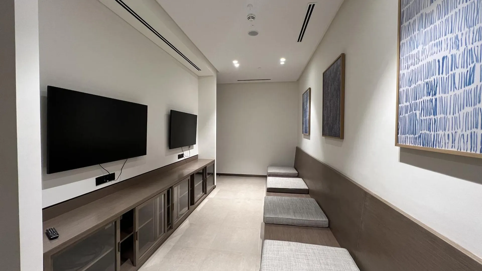 Downtown Luxury - Elegant 1-Bedroom Apartment - 5 Minutes Walk To Dubai Mall 0*,