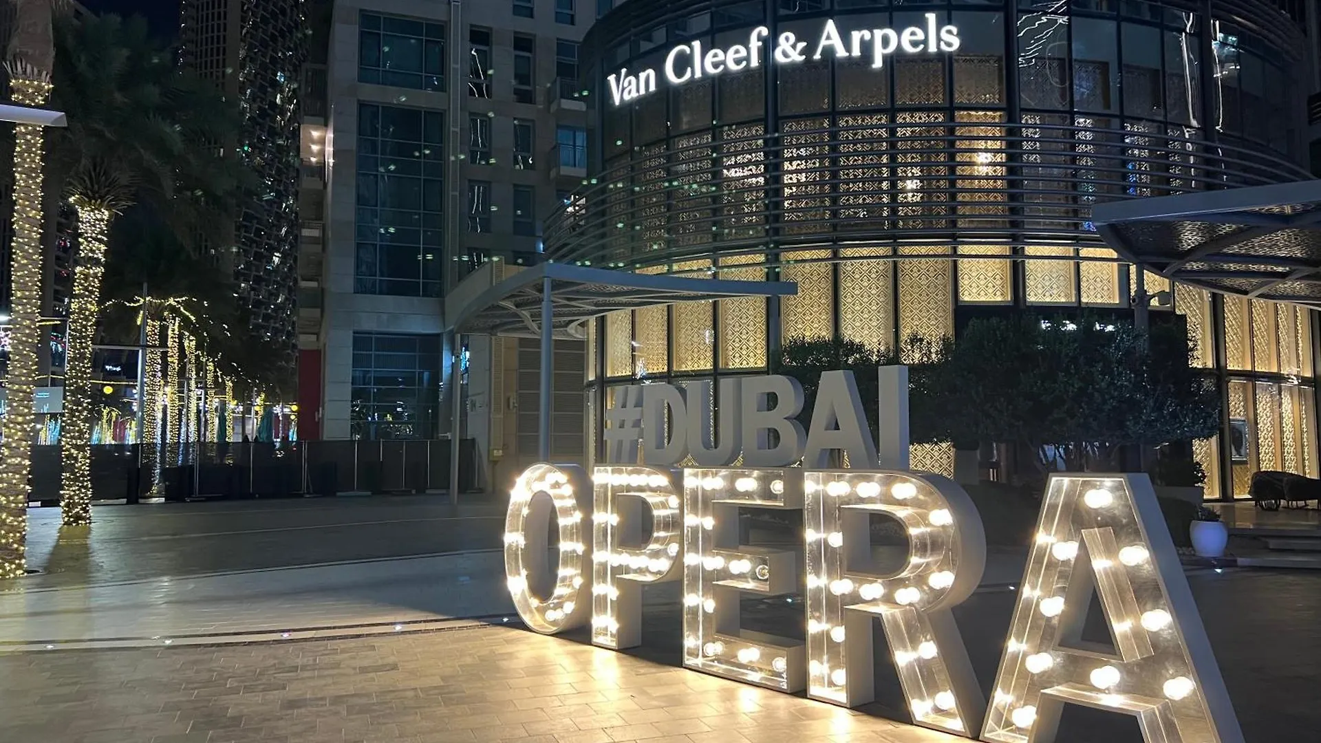Downtown Luxury - Elegant 1-Bedroom Apartment - 5 Minutes Walk To Dubai Mall 0*,  United Arab Emirates